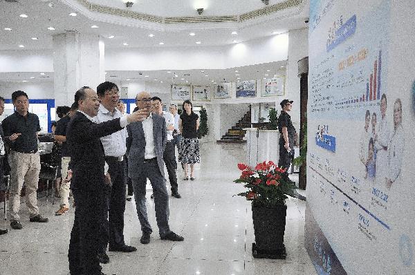 黄浦区委书记杲云一行调研AG公司医疗器械